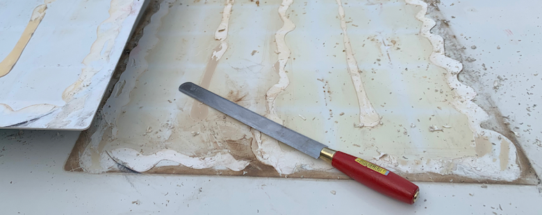 Outil pour décoller le panneau solaire.