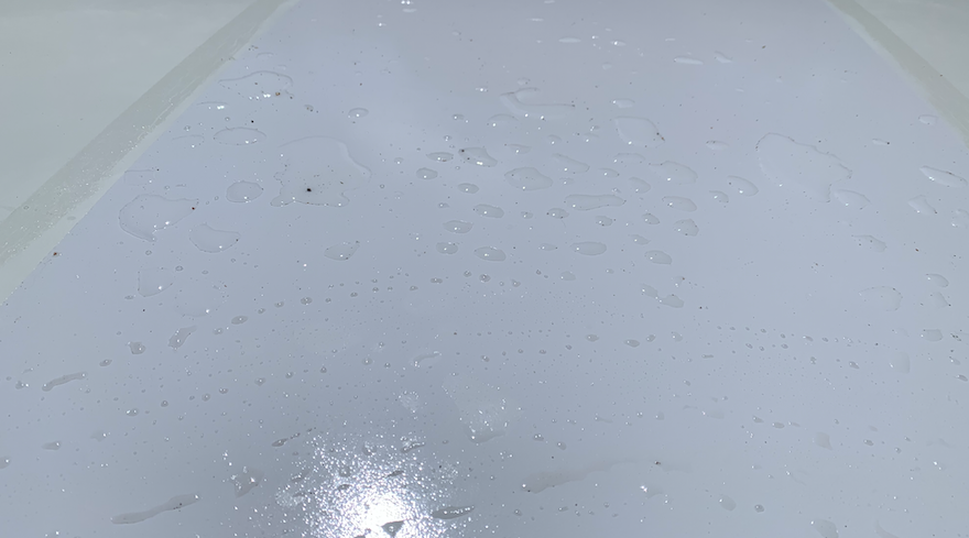 Les traces de colle sont à enlever