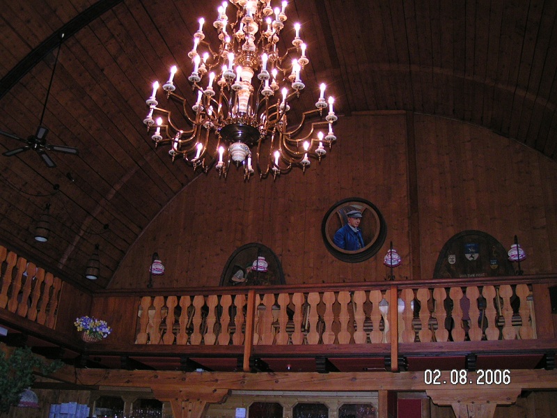 l'intérieur est très chaleureux, à l'étage inférieur, il y a des petites barriques alignées à l'intérieur desquelles sont insatllées 2 banquettes et une table, intimité garantie!