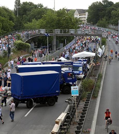de-nombreuses-personnes-se-sont-donne-rendez-vous-sur-une-autoroute_24875_w460.jpg