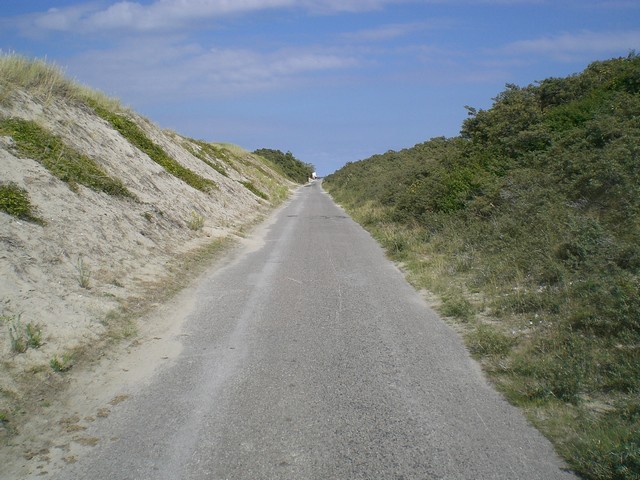 "la route blanche qui vous amène de Brigthon (commune de Cayeux) jusque la pointe du Hourdel et réservée aux vélos et aux piétons