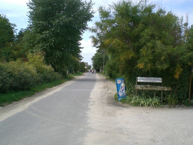 de l'entée du camping, à 300 m au bout la plage