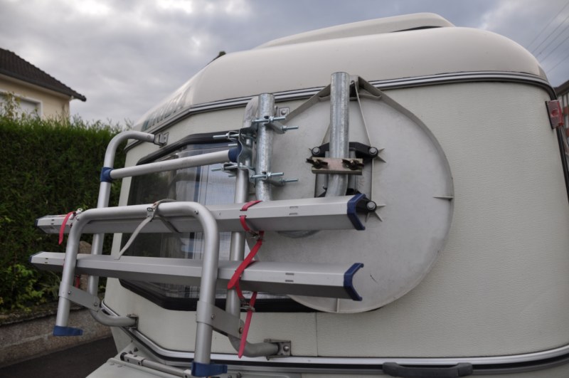 et voici la parabole en position route ; le bras porte LNB voyage, lui, dans un coffre.