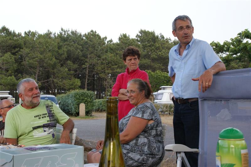 en rouge , la sympathique directrice du camping