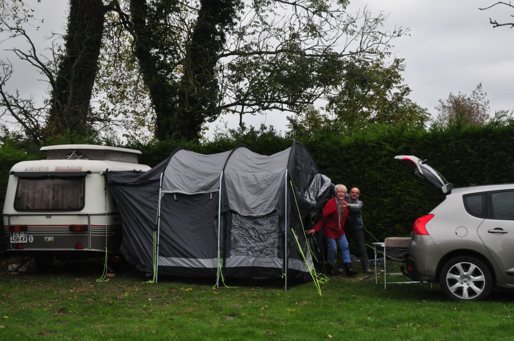 Vieux Lion et Zézette en plein montage d'auvent