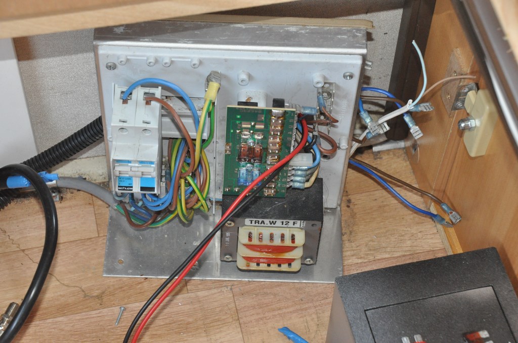Le BIP est ouvert ; les deux sorties 12 Volts du transformateur vers les circuits de la caravane (12V continu et 12V alternatif) sont déconnectées et remplacées par une liaison bers la batterie. Ainsi tous les circuits 12V de la caravane (sauf le frigo, exclus de cette modification) sont en courant continu, ce qui permet d'utiliser des éclairages LED