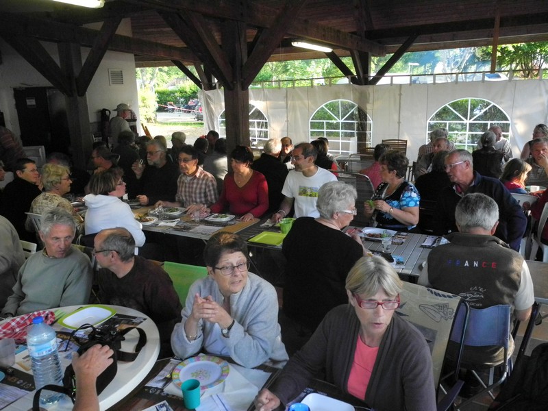 Repas Andouillette sauce Chaource ou poulet  barbecue au choix