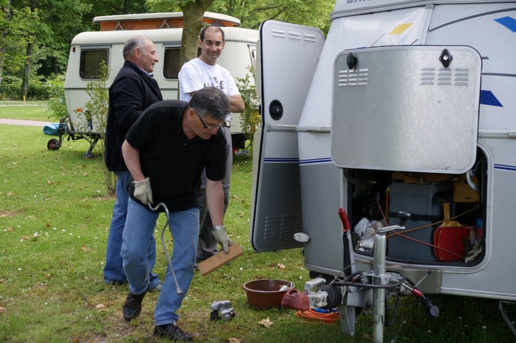 2 qui glandent , 1 qui bosse :o)