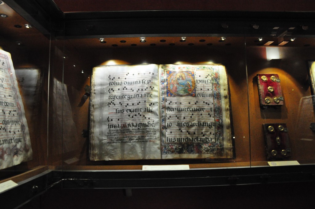 Ces ;livres mesurent 100 x 70 cm