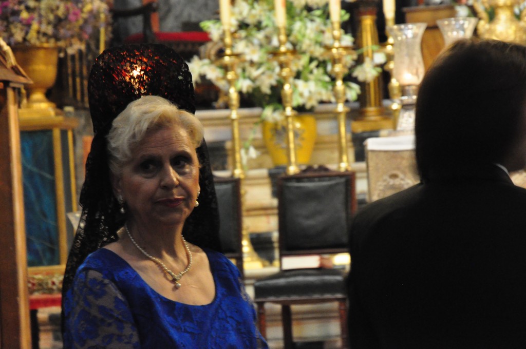 La mère du marié, affublée d'une coiffure dont je soupçonnais pas qu'elle existe encore de nos jours