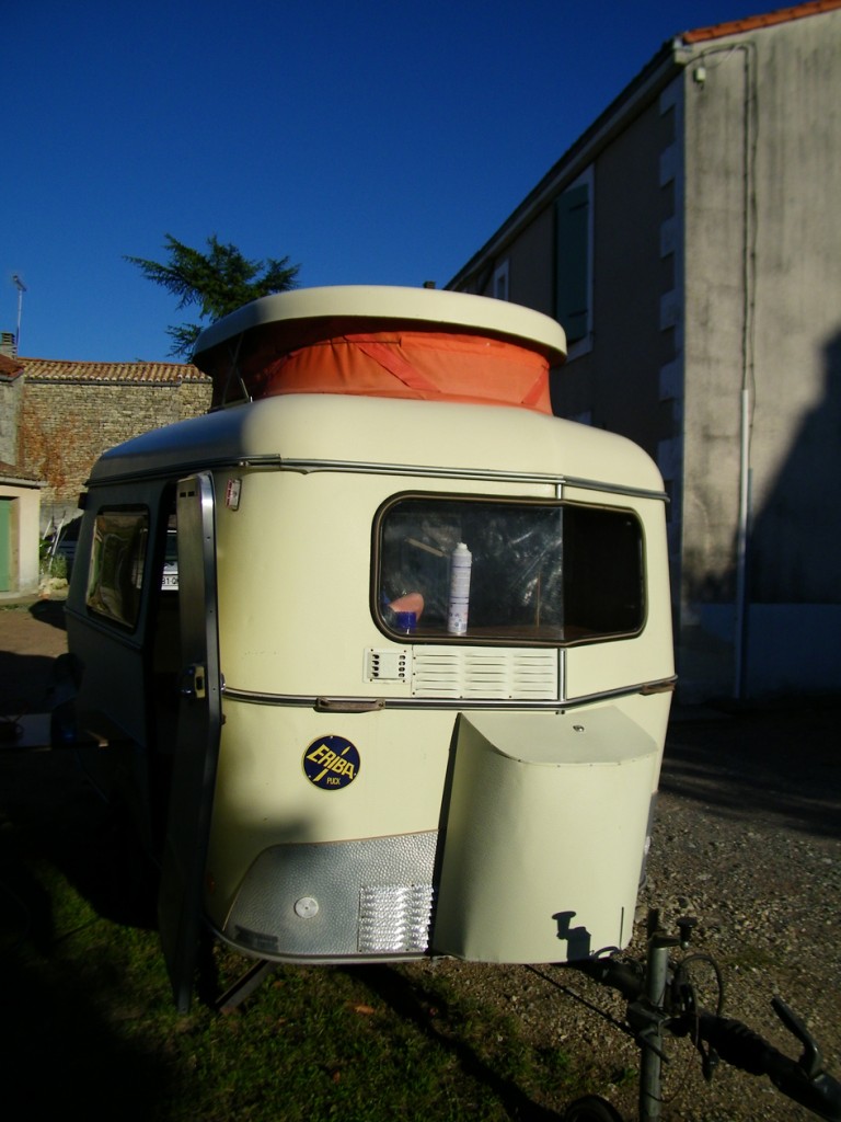 voila la petite puck toute propre....reste à trouver une solution pour le devant fenêtre et sous chassis porte d entrée peut être  à consolider....