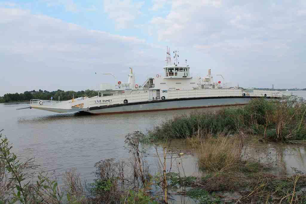 « La fréquentation des bacs de Loire a explosé depuis leur passage à la gratuité en septembre 2005 et aussi à l'augmentation de la circulation sur le périph. Nantais, du pont de Cheviré »