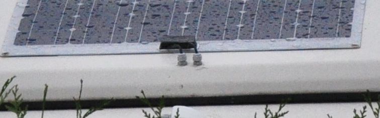 Entrée des câbles dans la caravane