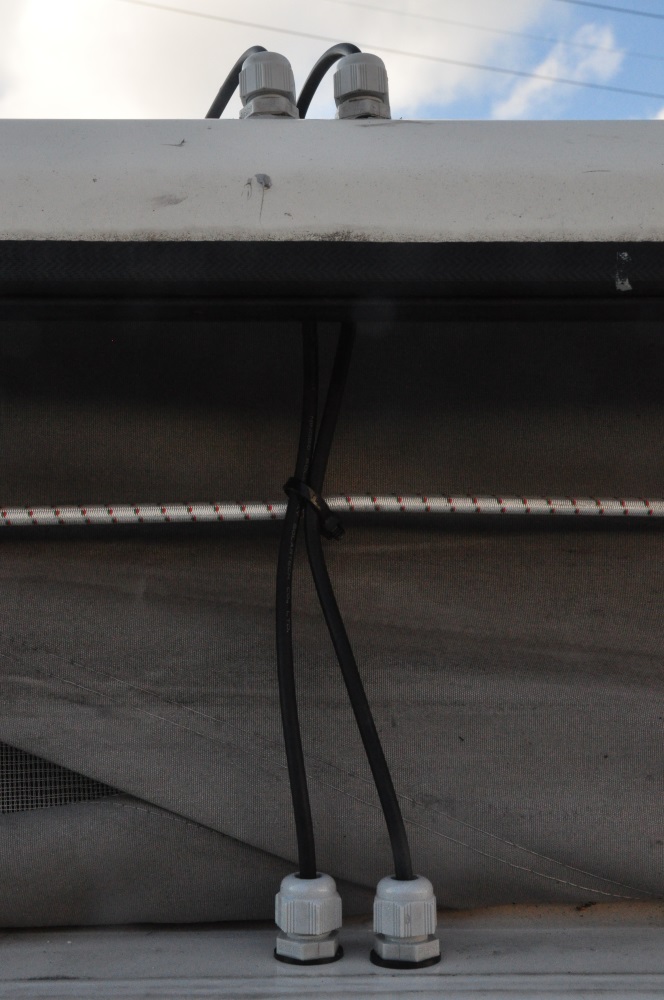 il faut faire passer les câbles entre la toile et l'élastique pour ceux -ci restent sous le champignon replié