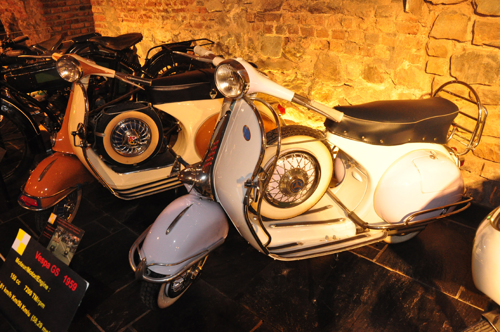 18 Deux vespas.jpg