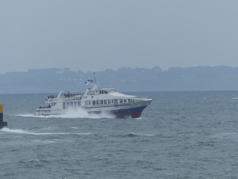 la vedette arrive au port