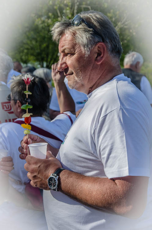 pascal tout content d'offrir  <br />une fleur à sa femme....lol