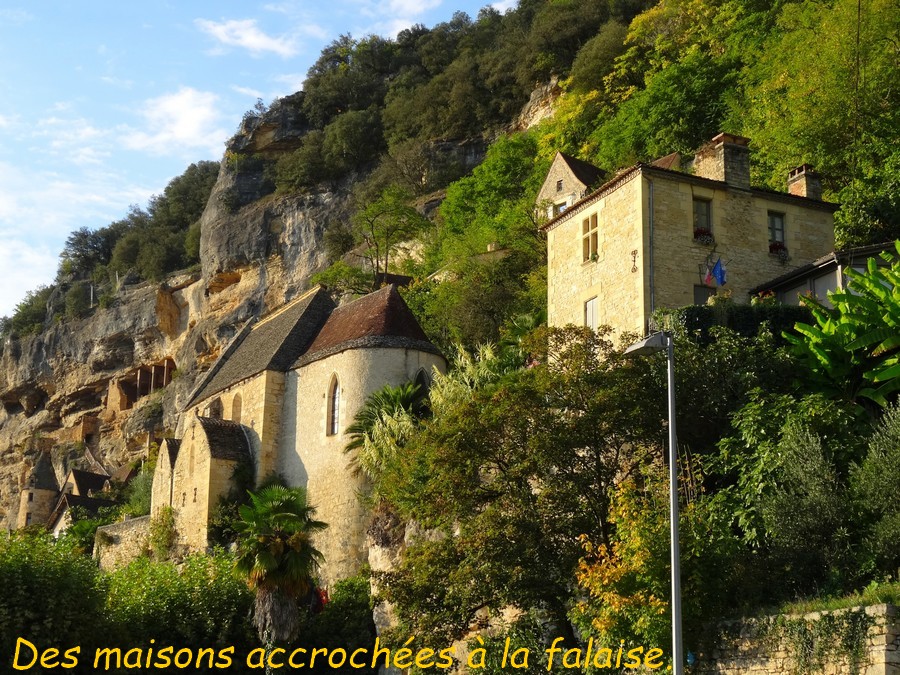 06 La Roque Gageac. L'eglise et la mairie .JPG