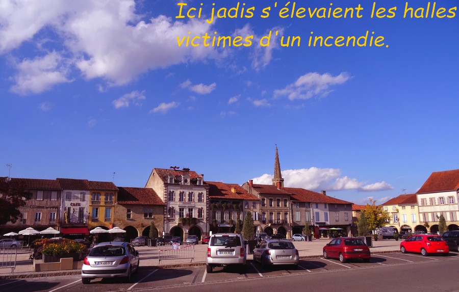 06 Marciac. Place de l'Hotel de Ville .JPG