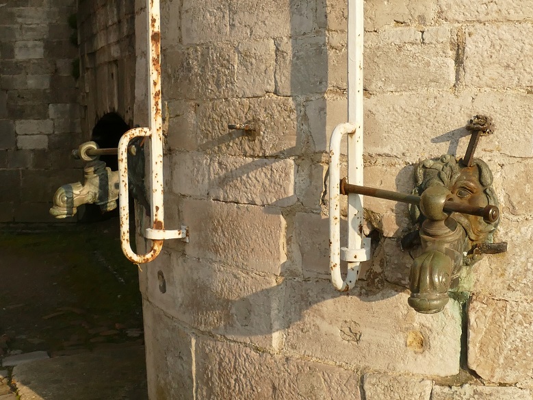 Robinets de la citerne : 1460000 litres