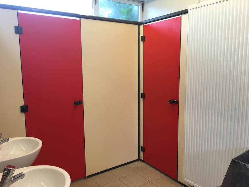 Douches, avec lavabo personnel, un peu comme une mini salle de bain sans toilettes.