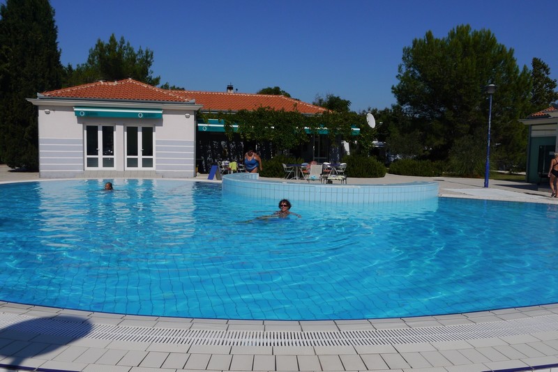 piscine du camping Peros.jpg