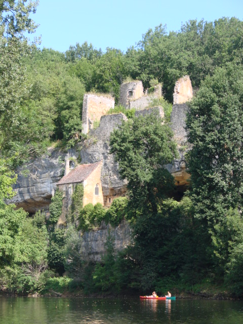 Une balade en canöe sur la Vézère, beaucoup moins fréquentée que la Dordogne: on aperçoit le village de la Madeleine