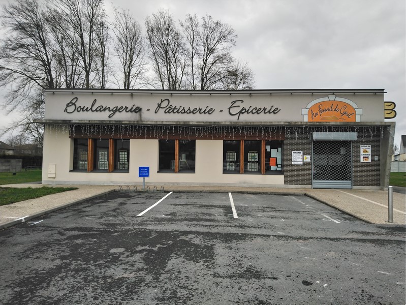 la boulangerie est a 2 km mais une livraison tous les matins au camping entre 8 h30 et 9 heures