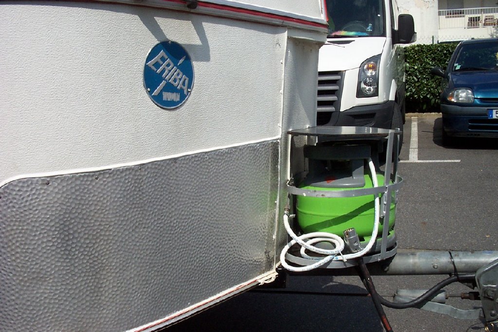 Modification du support gaz et petite bouteille,pour gain de place,pour cales et cric.