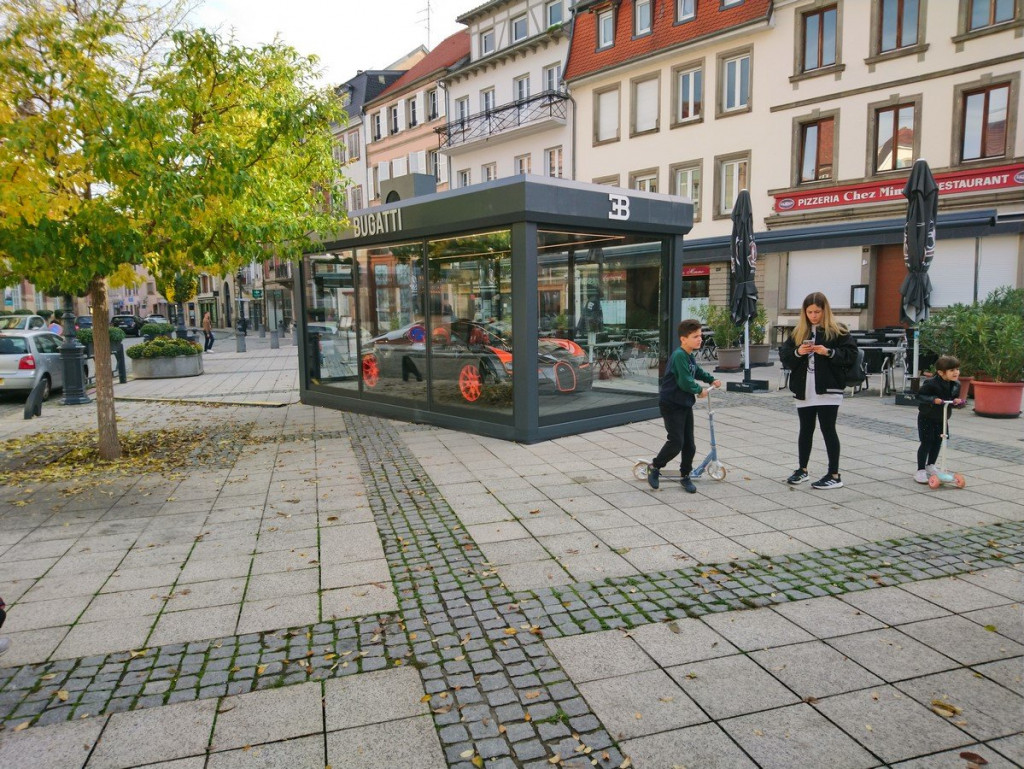 Toujours la place du village.