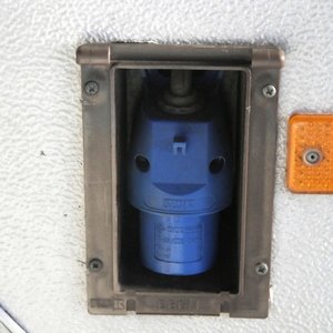 porte accès prise électrique-3.JPG