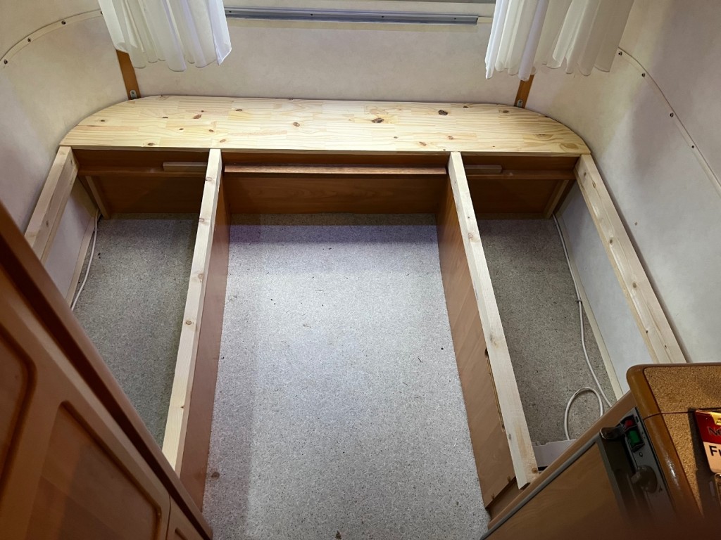 Pose de tasseaux et planche du fond sur la structure