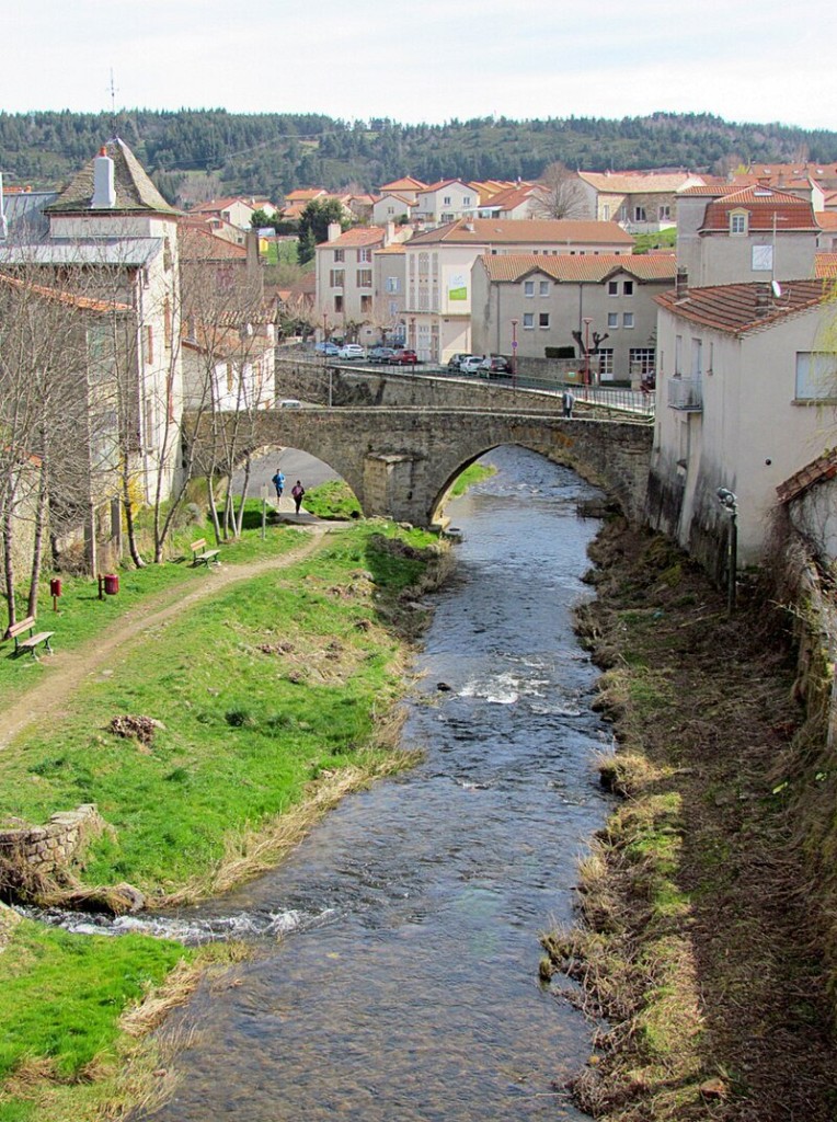 Pont_vieux_sur_le_Langouyrou_-_Une_vue_sur_Langogne.jpg (286.74 Kio) Vu 6609 fois Pont_vieux_sur_le_Langouyrou_-_Une_vue_sur_Langogne.jpg