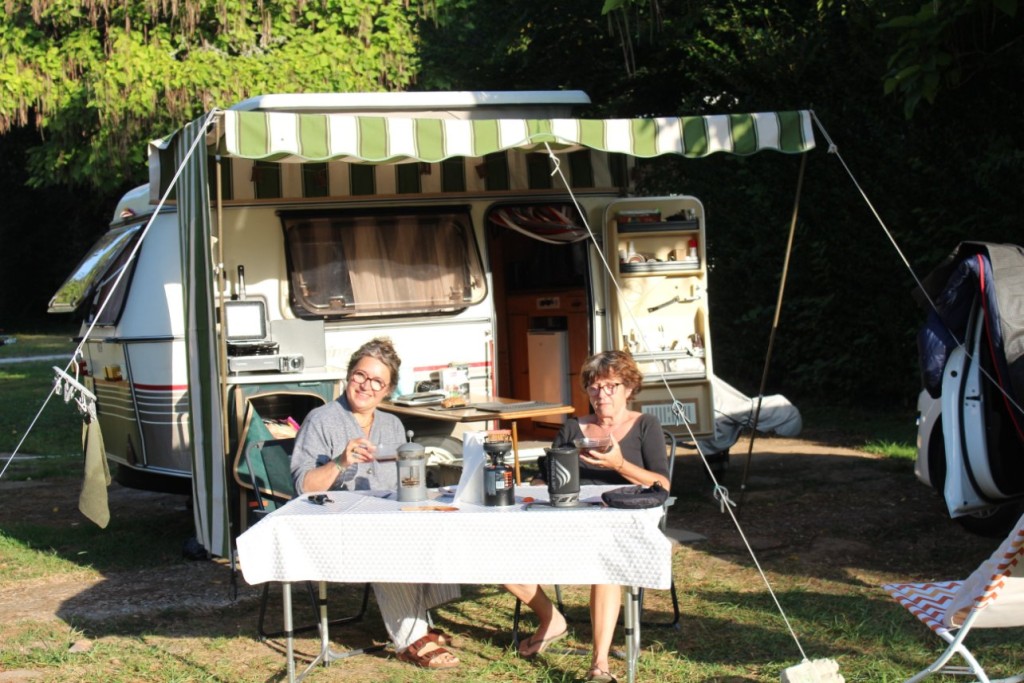 Sylvie et Edwige.  RoseBlanche