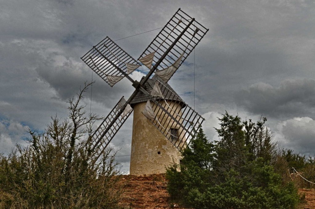 La Couvertoirade Moulin.jpg
