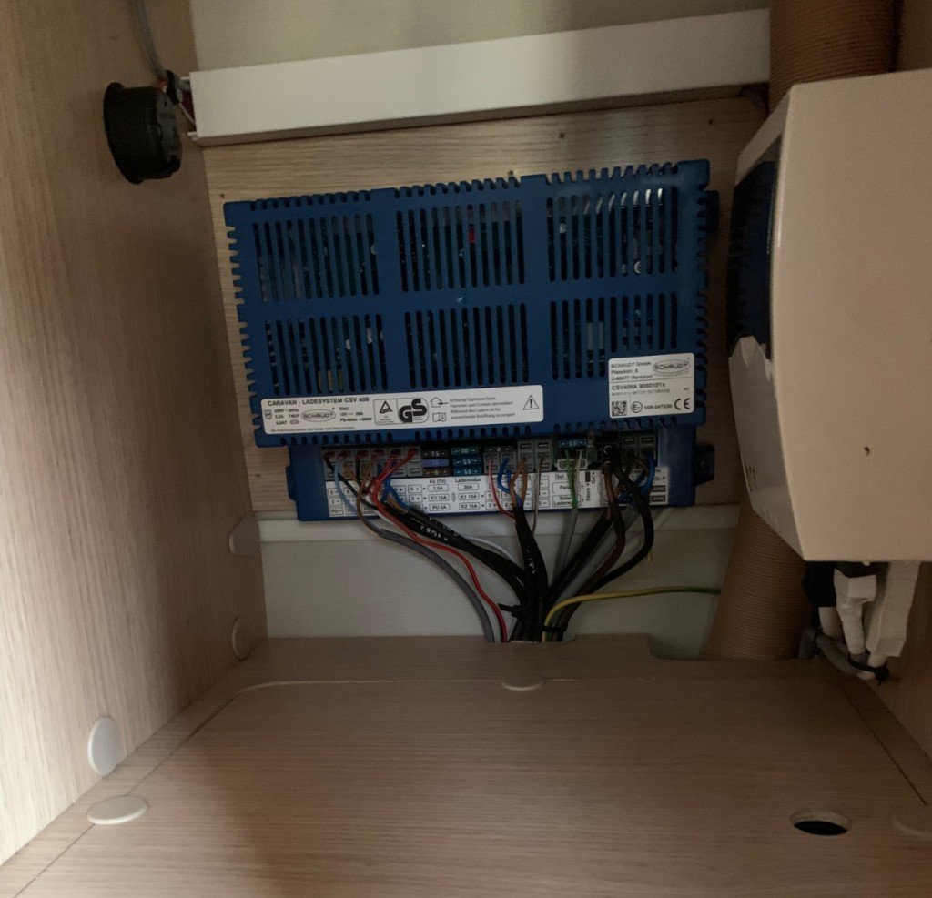 Des fils en 220 volts non protégés