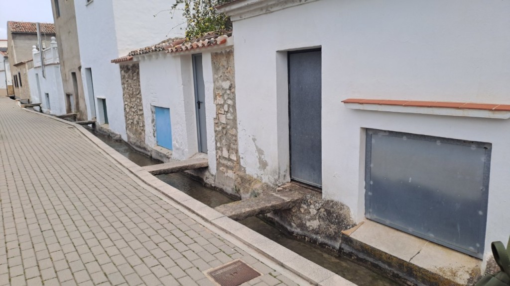 Chacun lave son linge devant sa porte!