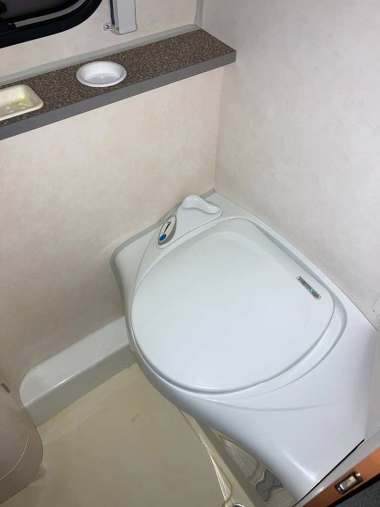 WC clois.ext..JPG