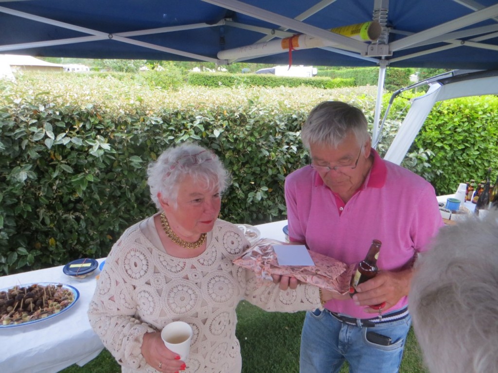 Martina et Ralf découvrent leur cadeaux