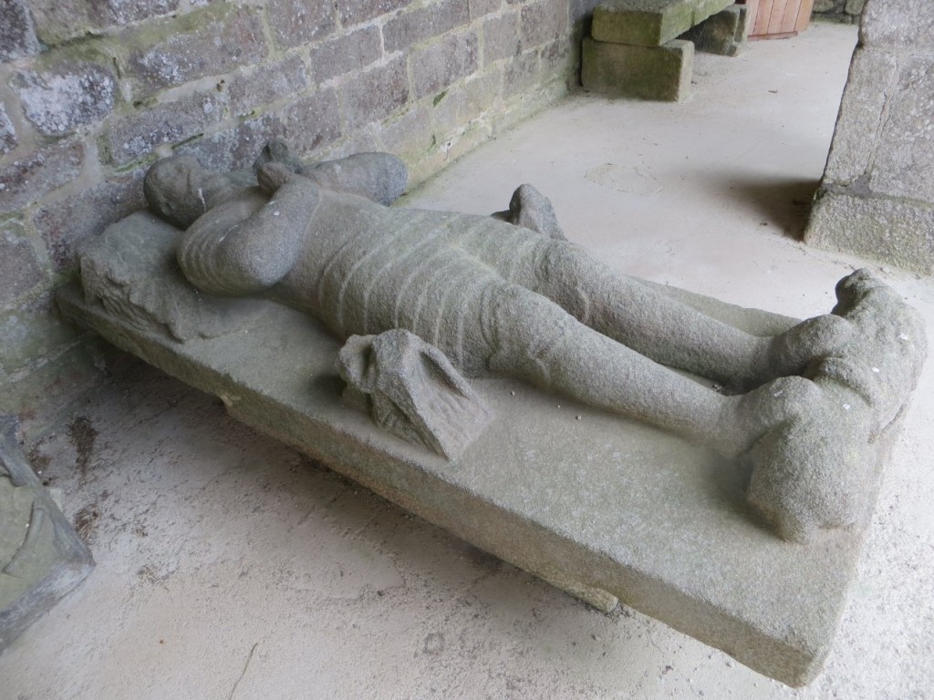 Le gisant de Jacques Barbier, seigneur de Kernaou au Château de Kerjean, le même que celui du couvent de Lesneven, mais avec ses deux pieds attachés à ses jambes !