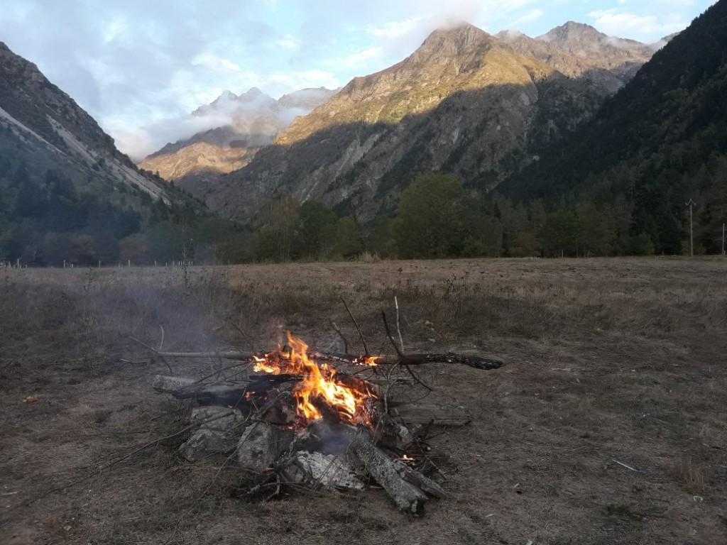 Rare camping ou il est encore possible  de faire une flambée pour faire griller les saucisses.