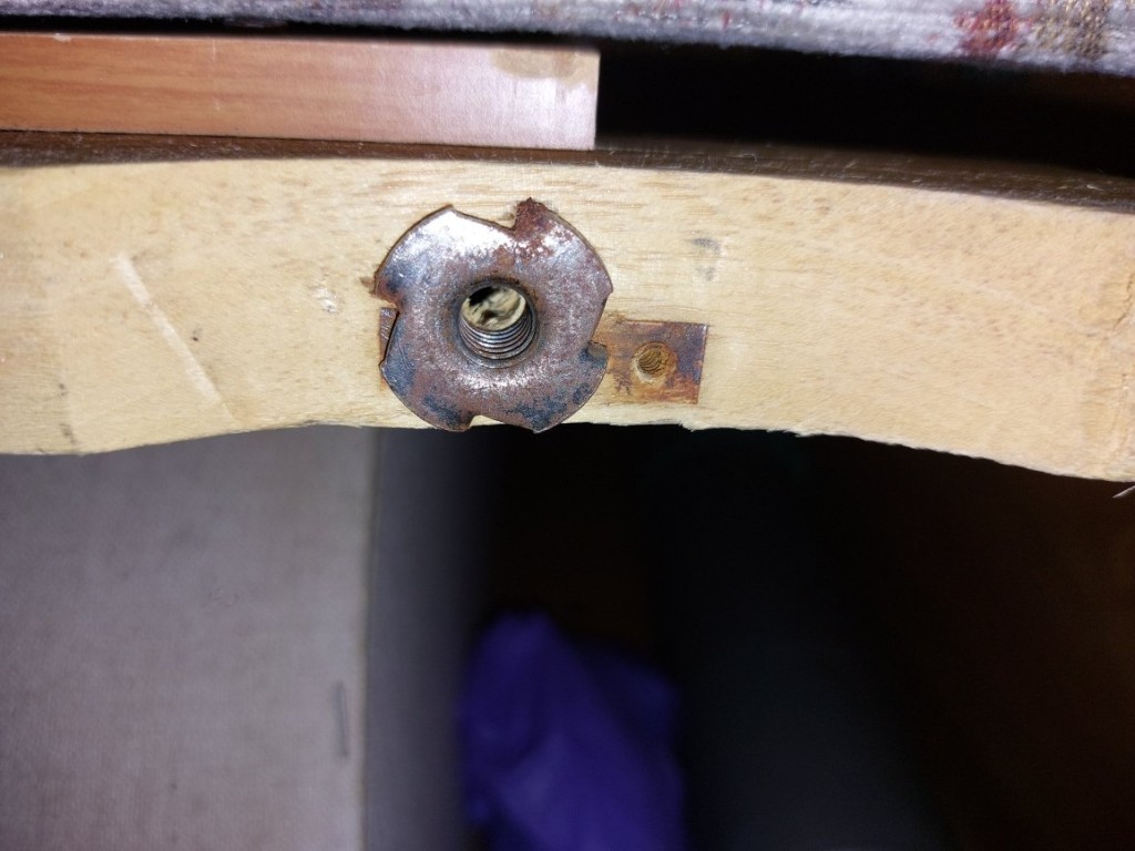 Cela vient se visser sur un écrou à frapper(écrou à griffes) fixé dans le bâti...et ça va bien.