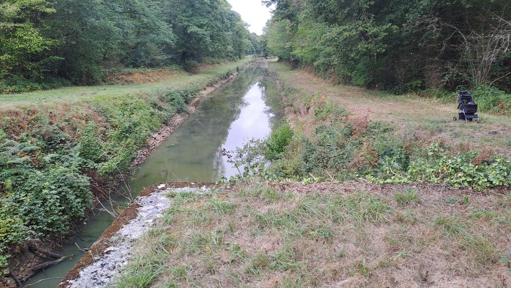 Largeur des bateaux environ 2.50m pour une longueur de 25 à 28 m.