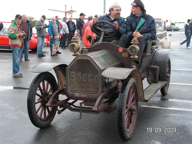 Une française de 1904 avec roues en bois et transmission par chaînes