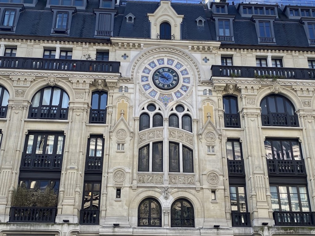 Paris immeuble cathédrale.jpg