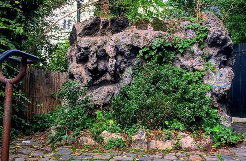 Paris rocher sorcière.jpg