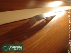 Eriba-Touring-Gold-Edition-hout-closeup.JPG