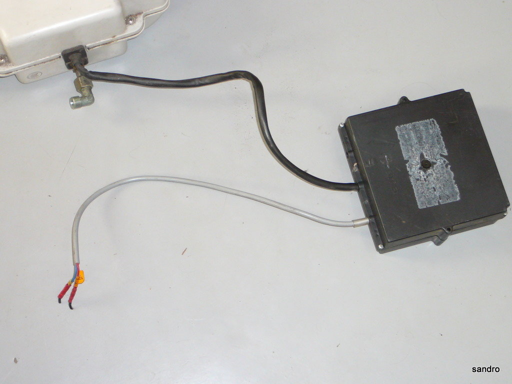 le boitier, alimenté en 12V par le câble gris, il contient 2 fusibles et le raccord au thermostat (pour soucis d'étanchéité doit rester à l'intérieur)