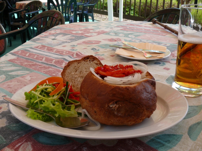 29 Restaurant - le couvercle oté dévoile un savoureux Goulash.JPG