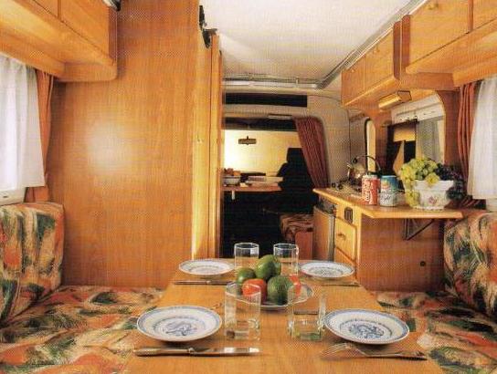 Aménagement intérieur très agréable, avec WC, lavabo, chauffage, chauffe eau de 12 litres et couchage pour 3 personnes. A noter la très bonne aération en été avec le toit qui se relève. (Convient à des personnes de moins de 1,80 m toit baissé)